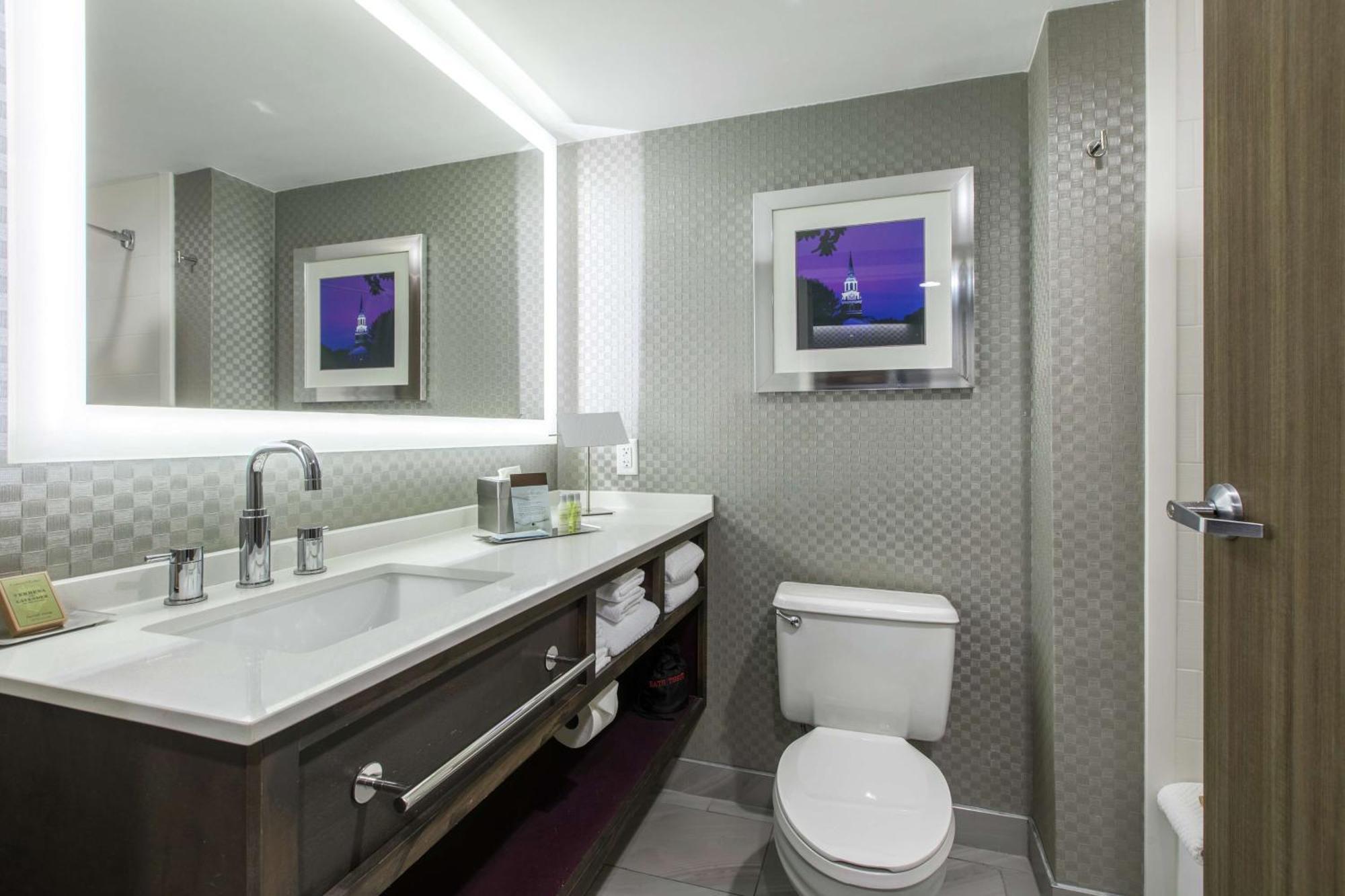 Doubletree By Hilton Winston Salem - University, Nc Экстерьер фото