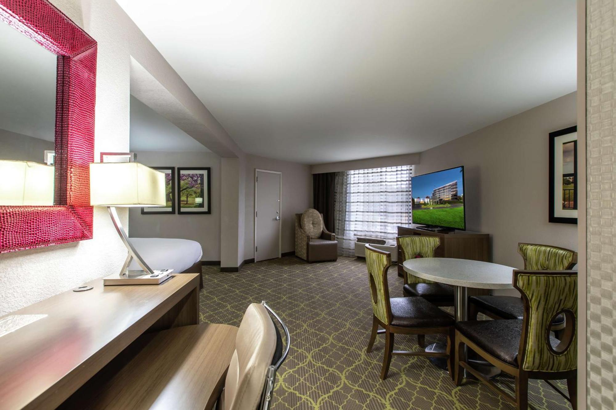 Doubletree By Hilton Winston Salem - University, Nc Экстерьер фото