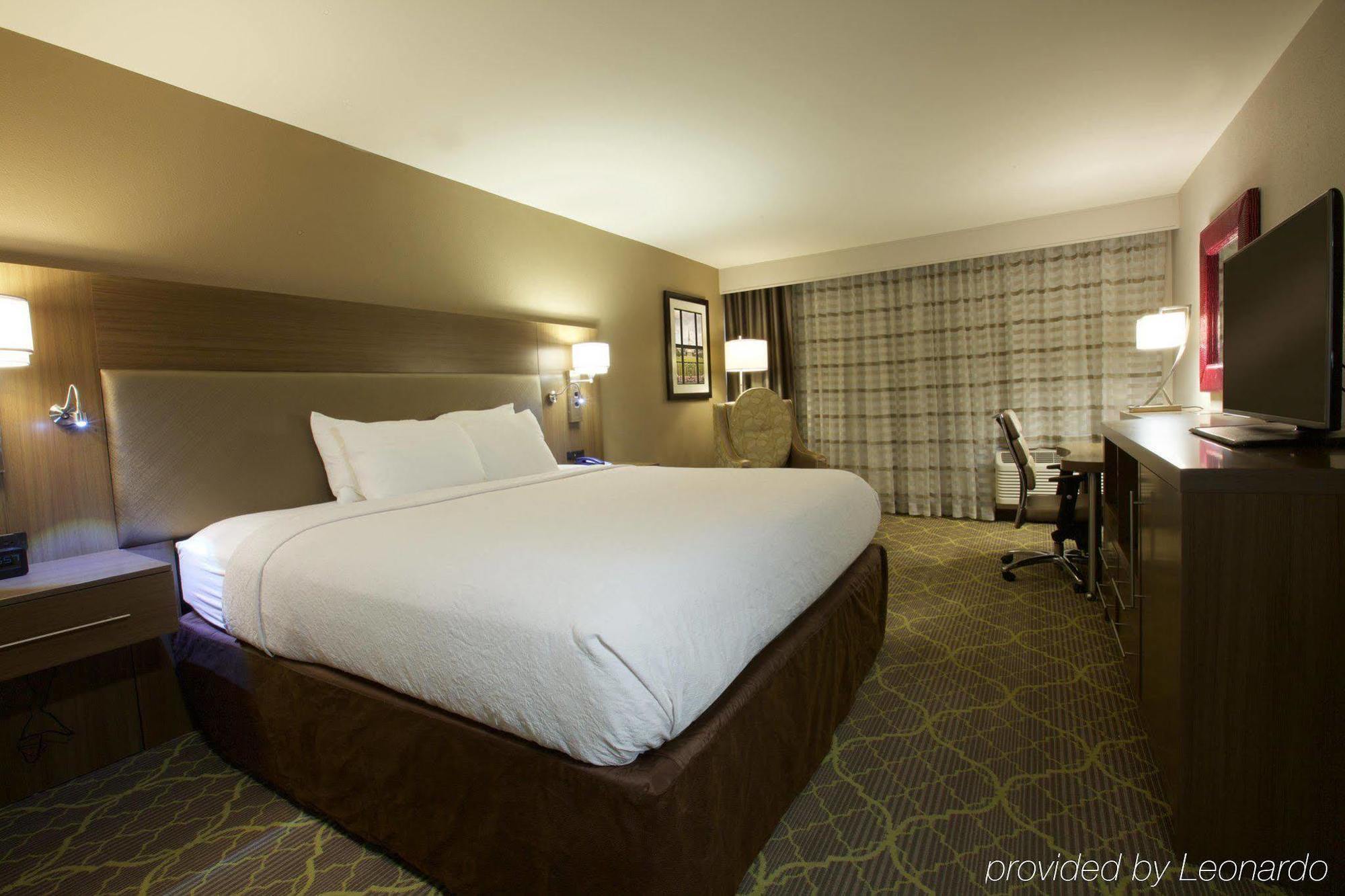 Doubletree By Hilton Winston Salem - University, Nc Экстерьер фото