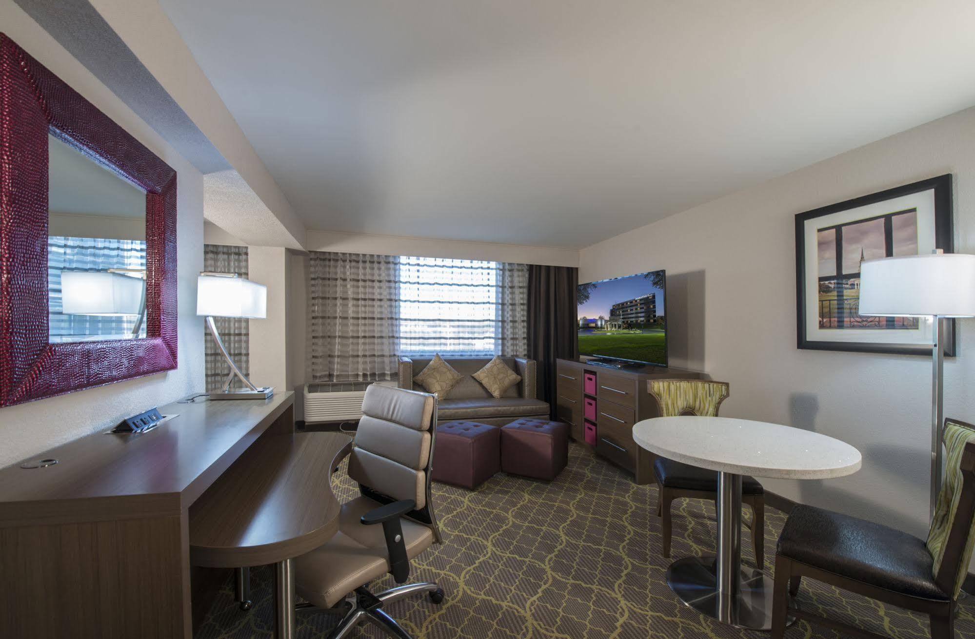 Doubletree By Hilton Winston Salem - University, Nc Экстерьер фото