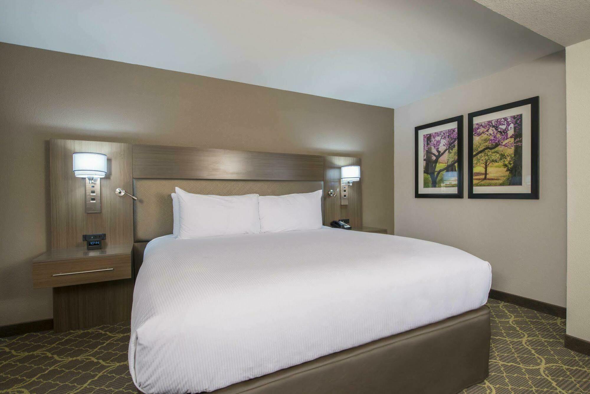 Doubletree By Hilton Winston Salem - University, Nc Экстерьер фото